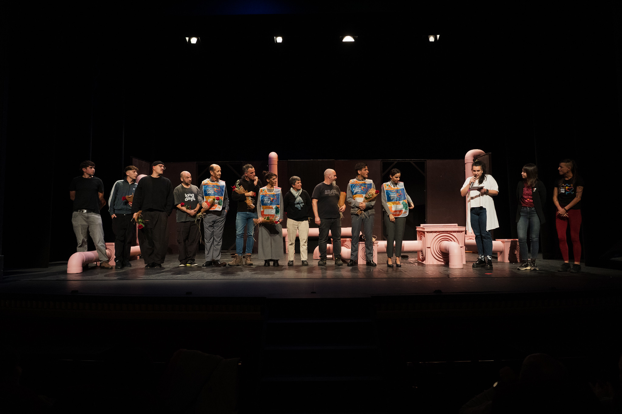 Suite à la première représentation, la tournée de la pièce de théâtre Kaka démarre